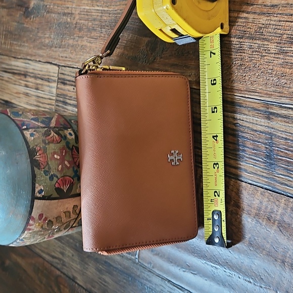 Tory Burch Women's Tan Leather Clutch Wristlet / Wallet. - Picture 12 of 13